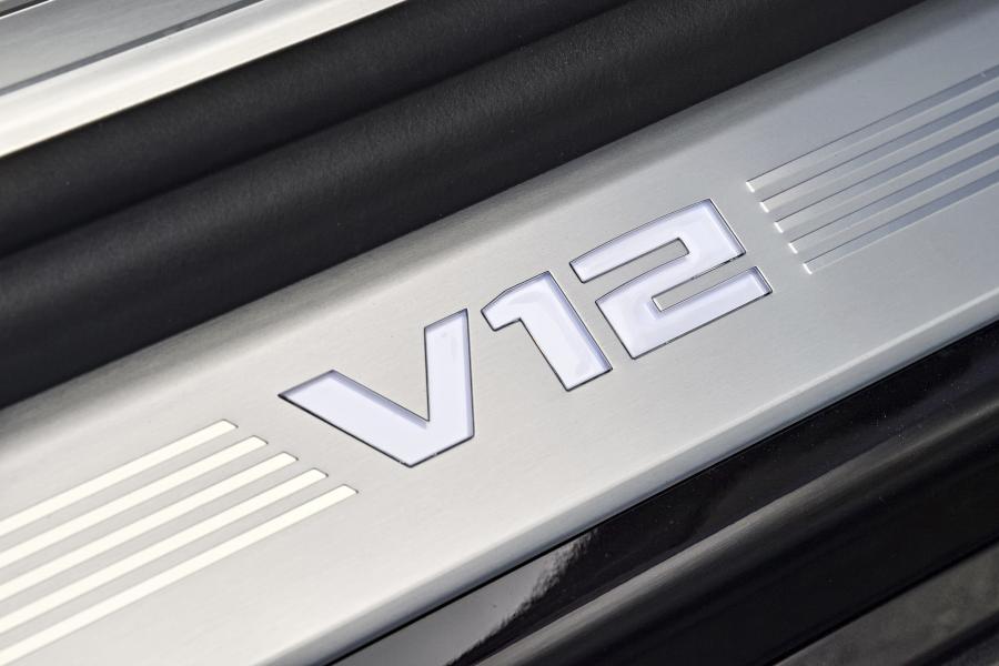 Логотип BMW M760Li xDrive V12 Excellence (G12) 2017 года  (WW) (фото 30 из 40)